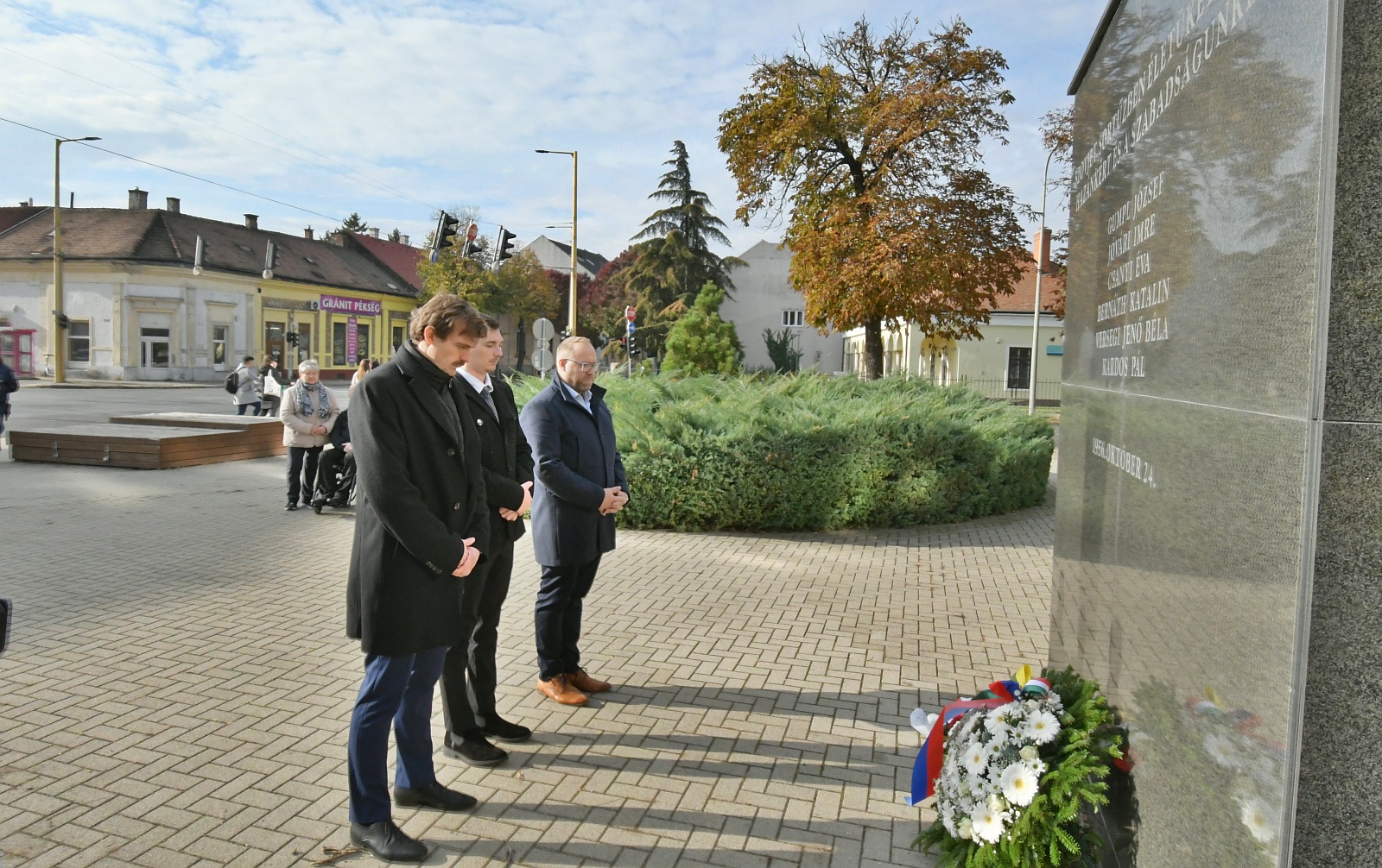 Városszerte koszorúzásokkal emlékeztek az 56-os fehérvári áldozatokra